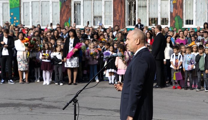 Президентът Румен Радев участва в тържественото откриване на учебната година в  128-о СУ “Алберт Айнщайн” в София. СНИМКА: ПРЕСЦЕНТЪР НА ДЪРЖАВНИЯ ГЛАВА