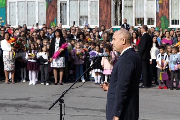 Президентът Румен Радев участва в тържественото откриване на учебната година в  128-о СУ “Алберт Айнщайн” в София. СНИМКА: ПРЕСЦЕНТЪР НА ДЪРЖАВНИЯ ГЛАВА