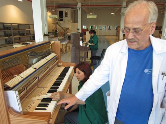 Холандецът Ханс Леферинг, правнук на Йохан Белтман - основател на фабриката за пиана “Белтман” от 1901 г., е отворил предприятие със същото име в Габала. Този неголям град в полите на Кавказ е на 3 часа път от столицата Баку и е център на район, в който азербайджанското правителство инвестира много средства. Във фабриката на Ханс Леферинг работят 150 габалинци, които произвеждат 1500 пиана годишно. Г-н Леферинг (на снимката) следи персонално работата на всеки един от работниците.