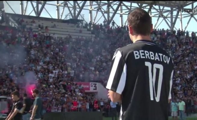 Бербатов бе посрещнат от десетки хиляди на стадион "Тумба"
