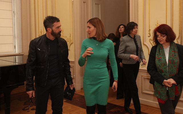 Министърката на туризма Николина Ангелкова разговаря с Антонио Бандерас на перфектен испански. Двамата се разбират прекрасно, досущ като стари приятели.