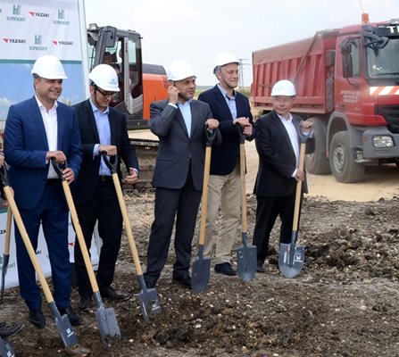 Вицепремиерът Томислав Дончев и министърът на икономиката Божидар Лукарски правят първа копка на завода край Димитровград.