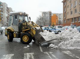 В Пловдив товарят снега в камиони и го извозват.