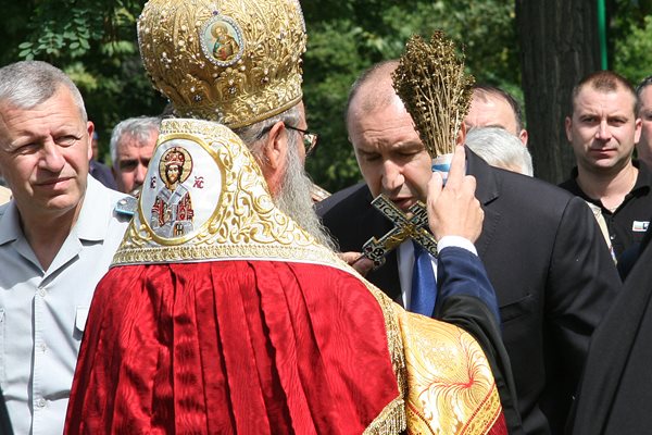 Митрополит Николай поръси със светена вода президента Радев в Граф Игнатиево. Снимка: Евгени Цветков