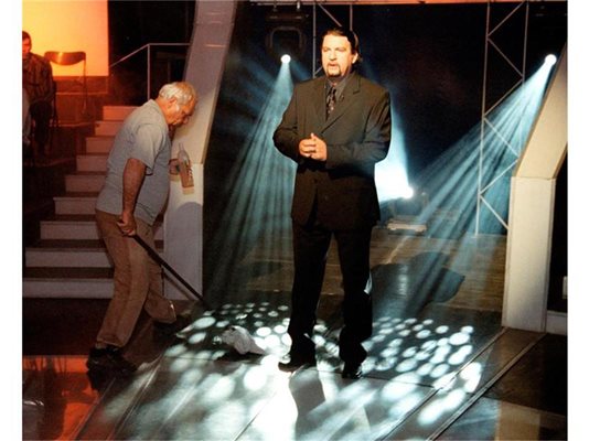 Метач чисти пода, докато Ники Кънчев снима “Стани богат” преди 10 години в студио в Букурещ.
СНИМКА: “24 часа”
