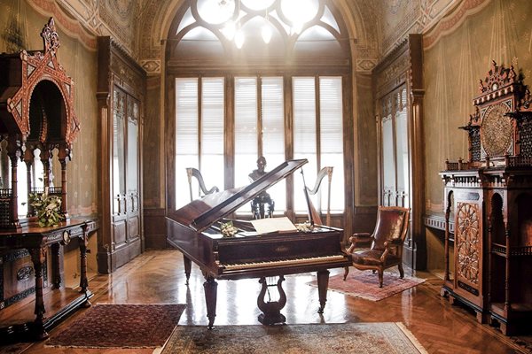 Старинен роял е поставен в една от най-красивите зали на старческия дом.