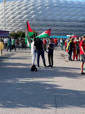Пред стадиона имаше фенове от всякакви страни, включително и такива с палестинското знаме. Но до политически сблъсъци не се стигна.
