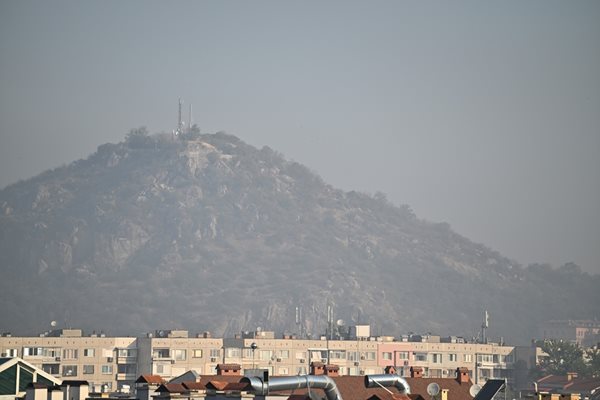 Тепетата в Пловдив трудно се виждат заради задимяването. Снимка: Фейсбук/Христо Николов