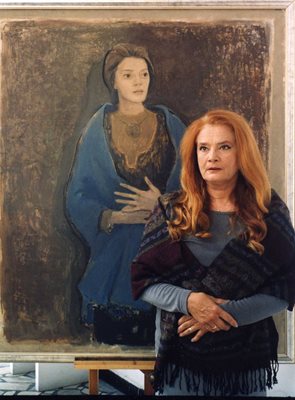 Виолета Гиндева пред портрета си, изобразяващ я в ролята й от филма “Князът”.
