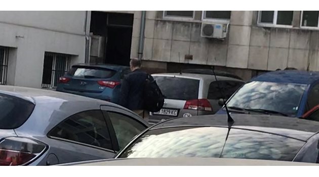 С бързи крачки доц. Кючуков влезе в спешното отделение на ИСУЛ, след като отказа да говори пред екипа ни.