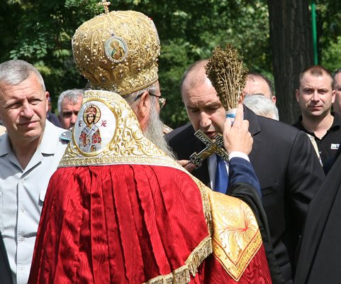 Митрополит Николай поръси със светена вода президента Радев в Граф Игнатиево. Снимка: Евгени Цветков