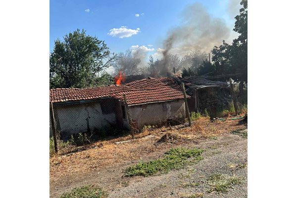Пожарът край село Деветници е обхванал две къщи.