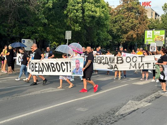 Хората са недоволни как се води разследването на убийството.