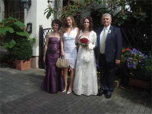 Семейство Братоеви на сватбата на
Розинка - съпругата Роза, малката дъщеря Боряна, голямата Розинка
и Стоян Братоев (от ляво на дясно).
