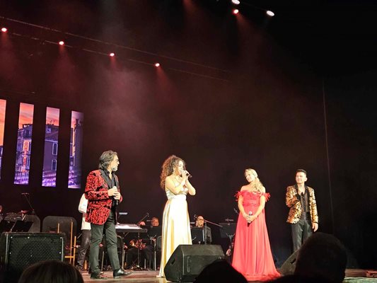 Италианските певци Джани Скрибано, Мартина Стриано, Лара Паскуали и Стефано Берсола изпълниха на живо някои от най-големите хитове от Сен Ремо.