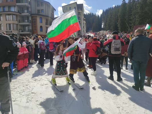Скиорки в народни носии и трибагреник на Пампорово.