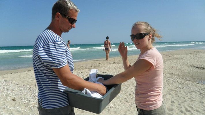 Део и Марина спасяват сива чапла, открита отровена на плажа.