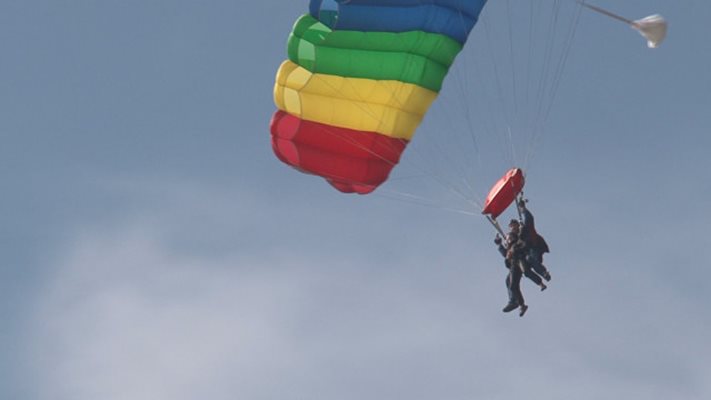 Виктор и Калина направиха тандемен полет с парашут. СНИМКА: БИ ТИ ВИ
