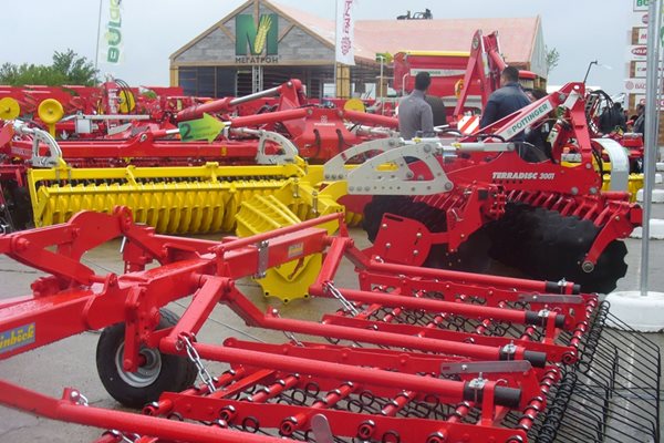 В тазгодишното, 12-о поред, издание на изложението за земеделска техника БАТА АГРО участват 187 фирми.