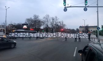 Протестно шествие на фенове на Локо (Пд) блокира възлови булеварди в Пловдив