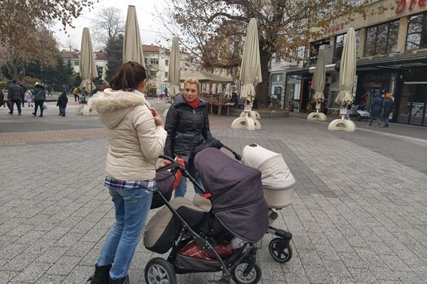 Майки с колички разхождат бебета си по главната улица и се усмихват. Снимки: Авторът