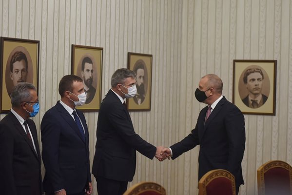 Радев се ръкува с лидера на ДПС Карадайъ преди началото на консултациите. Снимки ВЕЛИСЛАВ НИКОЛОВ