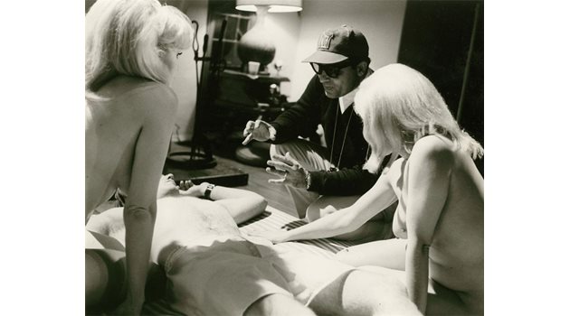 НА ТЕРЕН: Стивън Апостолов раздава указания на актьорите в еротичния му филм College Girls, сниман през далечната 1968.