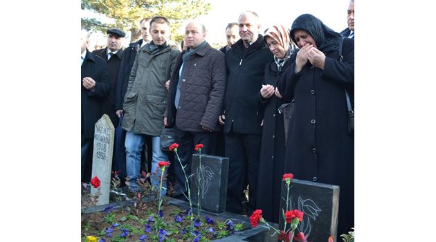 Майката на Тюркян - Фатма Моллахасан (вдясно), на гроба на детето си