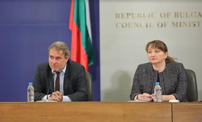 Министърът на културата Боил Банов и министърът на труда и социалната политика Деница Сачева СНИМКИ: Правителствена информационна служба