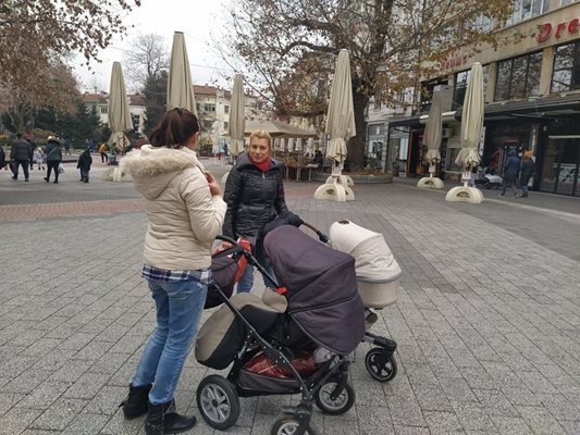Майки с колички разхождат бебета си по главната улица и се усмихват. Снимки: Авторът