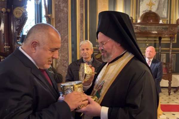 Борисов получи от архимандрит Харалампий камък, свързан с миналото на св. Стефан, който ще бъде дарен на новостроящ се храм на светеца в София.