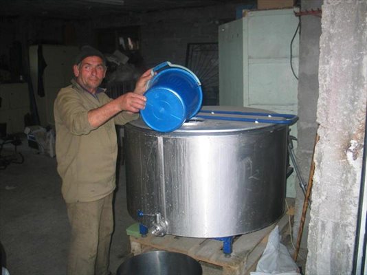 Дядо Исеин ще пренася млякото от обора до охладителния гюм, докато Меди е на екскурзия в Турция. Снимки: Авторът