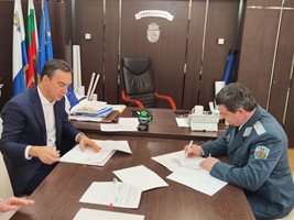 Кметът Димитър Николов и ген. Радойски подписват споразумението.