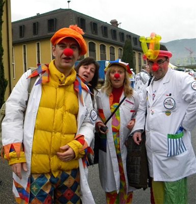 Варненците Димитър Горчев, Нели Радева и Антонио Угрински /от ляво надясно/ участваха в рекорда на клоуните в Швейцария.