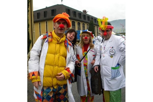 Варненците Димитър Горчев, Нели Радева и Антонио Угрински /от ляво надясно/ участваха в рекорда на клоуните в Швейцария.