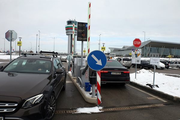 Паркинг номер 5 е най-близо до терминала, най-скъп е при дългосрочно оставяне на колата, но само с лев повече от другите паркинги при едночасов престой.