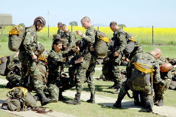 Бойци от 68-а бригада “Специални сили” се готвят за парашутни скокове. Ускореното развитие на спецсилите е основен приоритет на армейското ръководство.