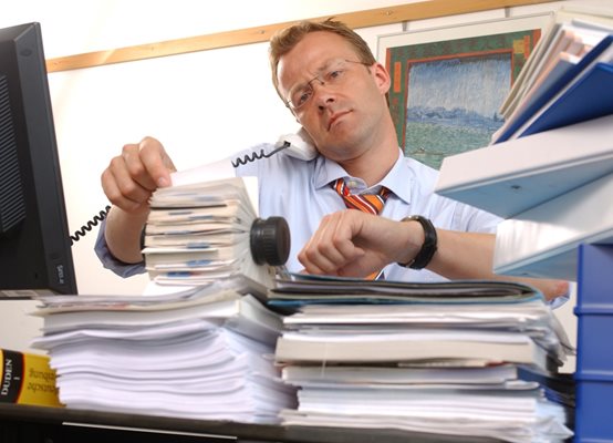 Форсирането на сроковете, след като мениджър е пропуснал да раздаде навреме задачите или да ги формулира ясно, е един от сериозните източници на стрес.