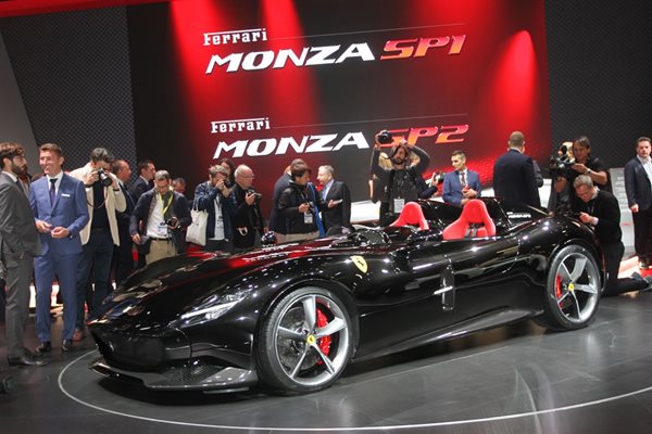От супермоделите на Ferrari - Monza Sp1 и Sp2, ще бъдат произведени точно 499 бройки на цена от 1,6 милиона евро.