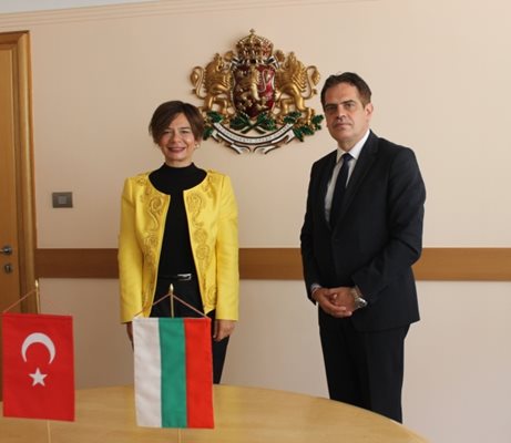 Турския посланик Айлин Секизкьок разкри пред икономическия министър Лъчезар Борисов, че предстои нова инвестиция в България. Снимка: МИ
