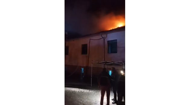 Кадър от пожара в дома за стари хора в село Рояк