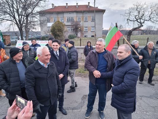 Вицепремиерът Гроздан Караджов /вдясно/ дойде лично при протестиращите от село Обручище на 14 март и обеща ремонтът на пътя да започне възможно най-скоро.