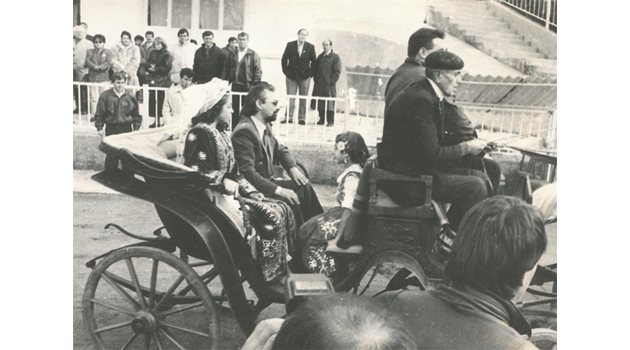 РАЗКОШ: Първата сватба на Доган, на която той пристигна с булката на файтон, събра 10 хиляди души на стадиона в Исперих.
