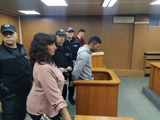 Александър Пашов със своята адвокатка Анастасия Будакова в Окръжния съд. Снимка: "24 часа"