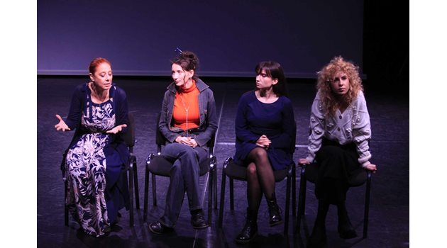 Касиел Ноа Ашер, Яра Ходкевич, Йоана Димитрова и Дарина Радева (от ляво на дясно) след прожекцията на филм-спекаткъла