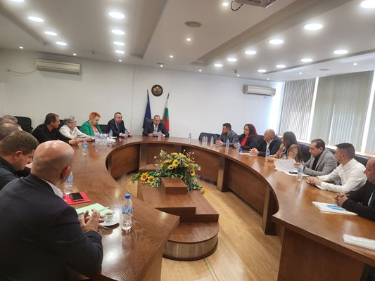 Представителите на политическите сили не постигнаха консенсус за ръководството на 17 РИК.

Снимка: Областната администрация-Пловдив.