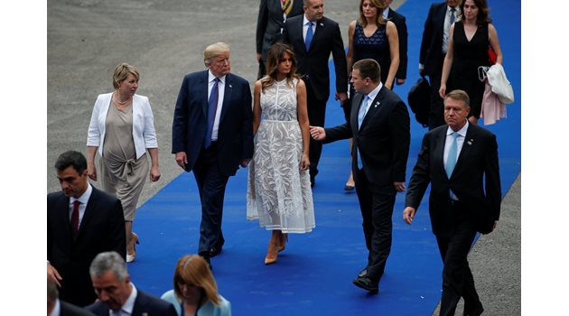 Президентът на САЩ Доналд Тръмп и съпругата му пристигат с естонския лидер и жена му на работна вечеря в Брюксел. Зад тях е първата двойка на България.