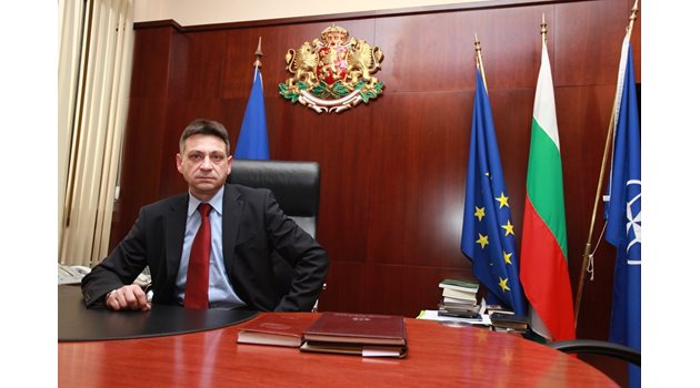 Ген. Димитров в директорския кабинет в София