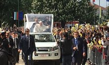 Папата екзалтира хиляди в Раковски:
Франческо, Франческо! - крещят децата (Снимки)
