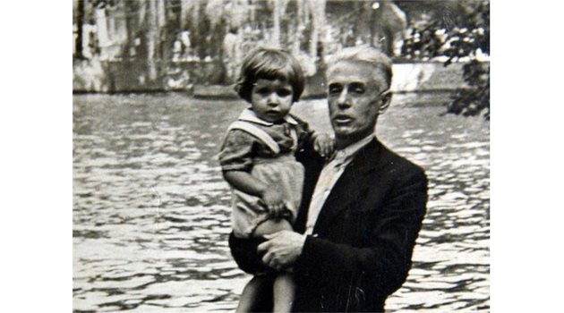 ДЕТСТВО: Мариян Лефтеров в прегръдките на баща си Кирил.